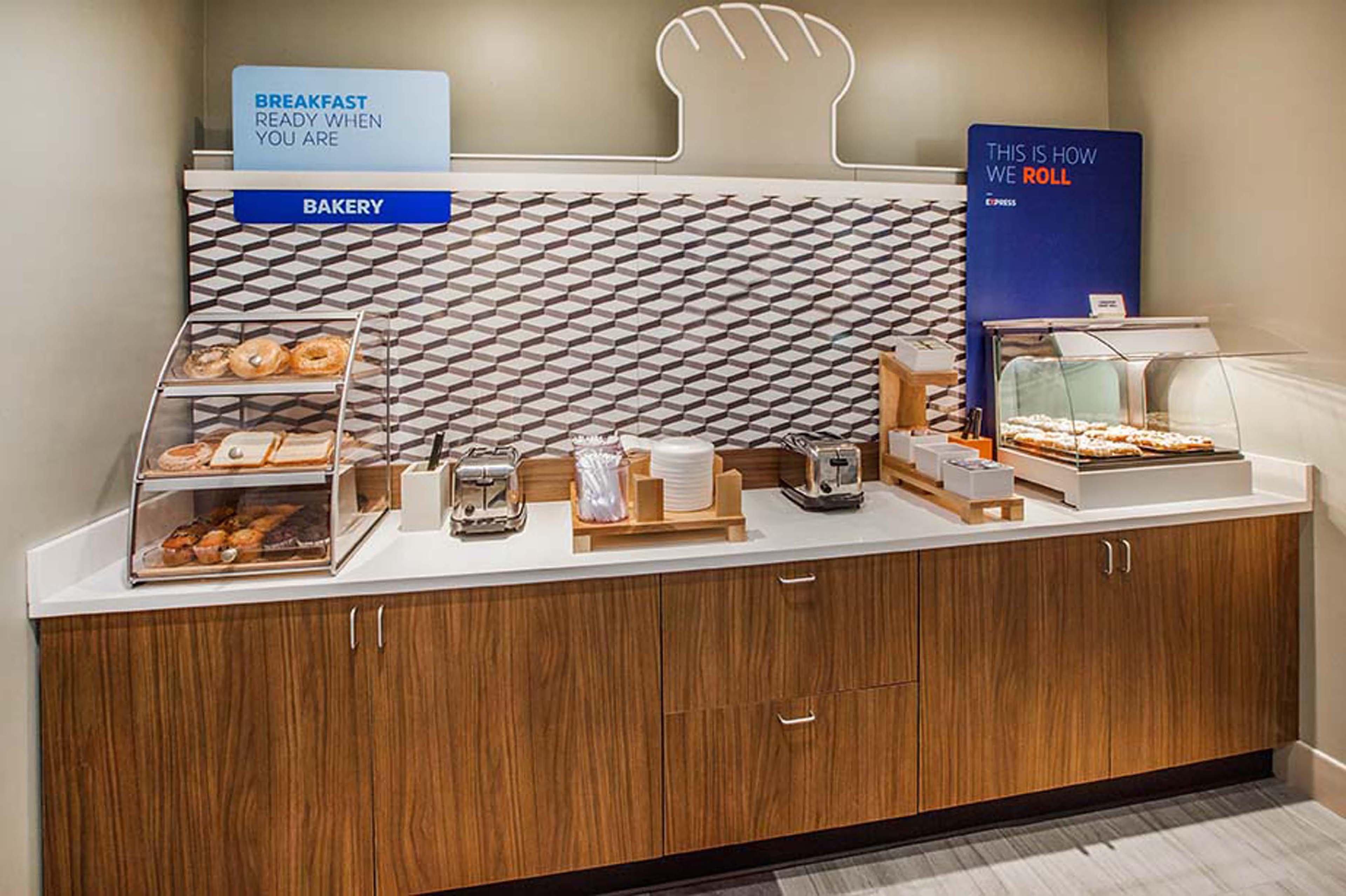 Hotel Holiday Express By Ihg 2*